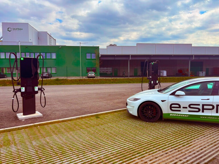 Schnellladestation beim Lagerhaus Geinberg mit e-sprit Auto